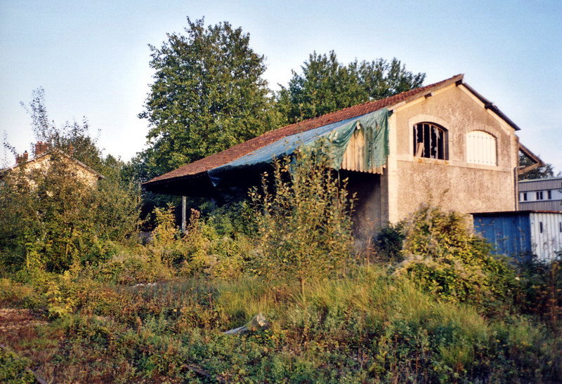 Halle aux marchandises de Yèbles-Guignes à côté du BV au 18 septembre 2002