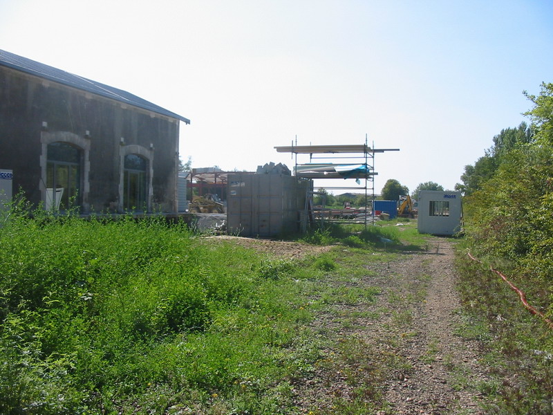 Halle aux marchandises et voies déposées de la gare marchandises de Yèbles au 04 septembre 2004