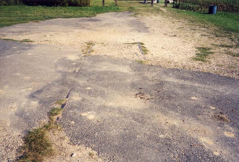 Les rails coups du PN juste avant Coubert-Soignolles vue vers Verneuil en Septembre 2002