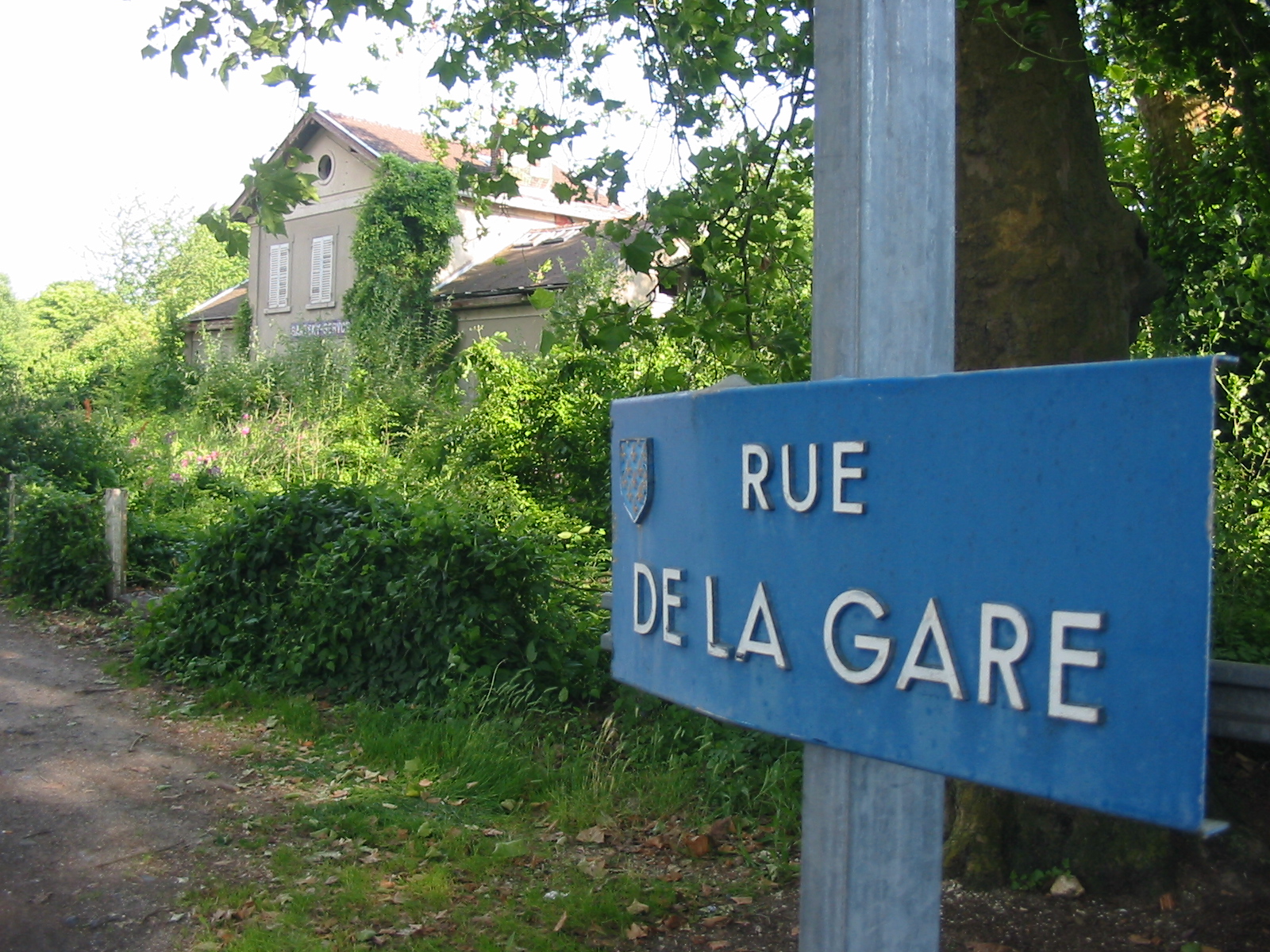 Vue de la gare de Santeny-Servon côté nord avec sa place au 23 juin 2009